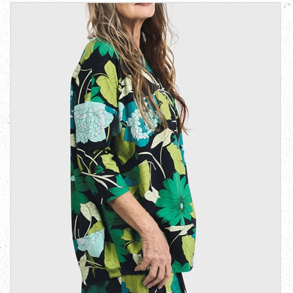 LAST CALL SALE !Gorgeous Alembika Floral Top M